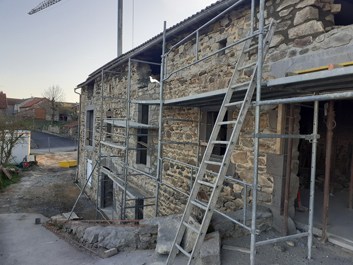Projet de création de logements à Rézentières (15) - bâti pendant les travaux 1