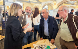 Illustration des échanges entre l'équipe de l'EPF Auvergne et les élus stand de l'EPF Auvergne pour la journée d'accueil des Maires de l'Allier Bourbonnais du 21 mai 2026