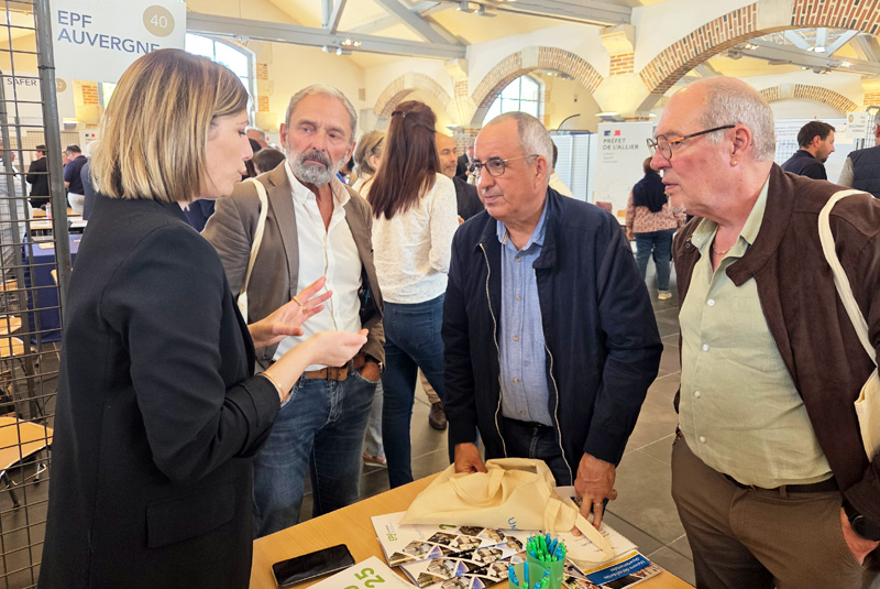Illustration des échanges entre l'équipe de l'EPF Auvergne et les élus stand de l'EPF Auvergne pour la journée d'accueil des Maires de l'Allier Bourbonnais du 21 mai 2026