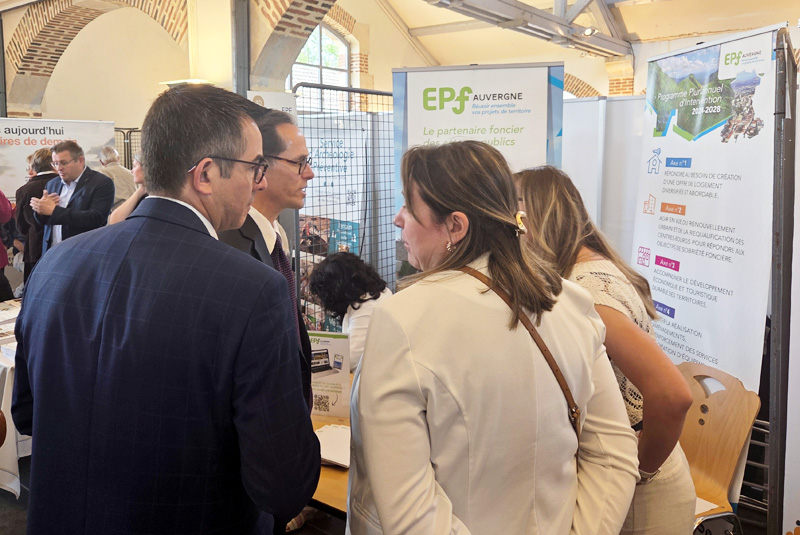 Illustration des échanges entre l'équipe de l'EPF Auvergne et les élus stand de l'EPF Auvergne pour la journée d'accueil des Maires de l'Allier Bourbonnais du 21 mai 2026