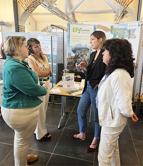 Illustration des échanges entre l'équipe de l'EPF Auvergne et les élus stand de l'EPF Auvergne pour la journée d'accueil des Maires de l'Allier Bourbonnais du 21 mai 2026