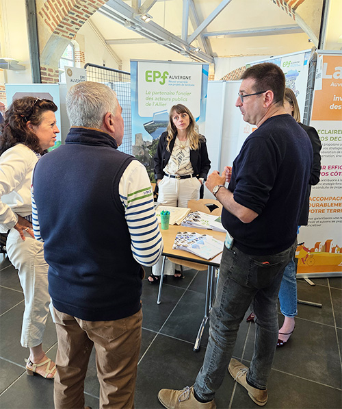 Illustration des échanges entre l'équipe de l'EPF Auvergne et les élus stand de l'EPF Auvergne pour la journée d'accueil des Maires de l'Allier Bourbonnais du 21 mai 2026