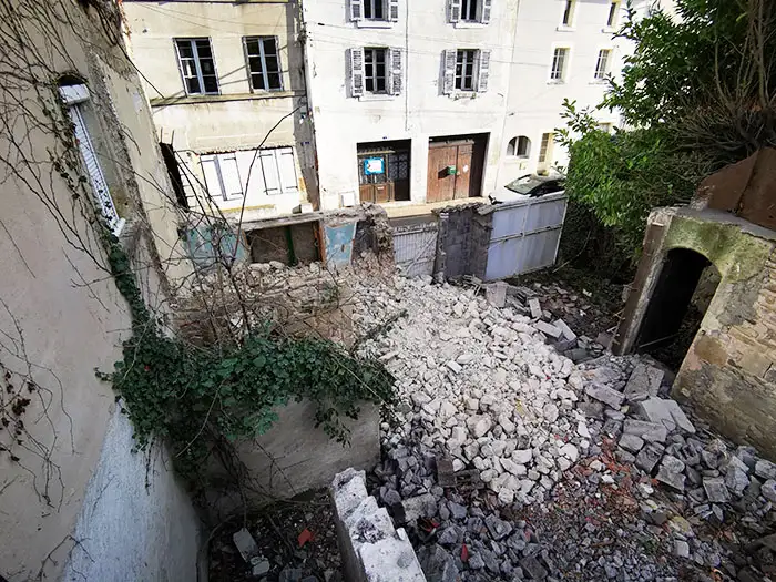 Opération logements sociaux à Lezoux (63)_chantier après travaux_vue sur la rue en hauteur