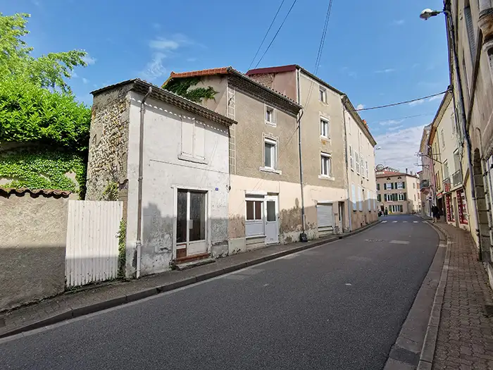 Opération logements sociaux à Lezoux (63)_biens avant travaux_vue de la rue