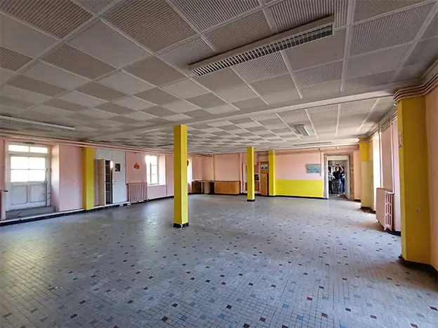 l’EPF Auvergne accompagne la commune de Dunières dans la reconversion d’un site aux forts enjeux patrimoniaux en cœur de bourg_visuel d'une salle de classe